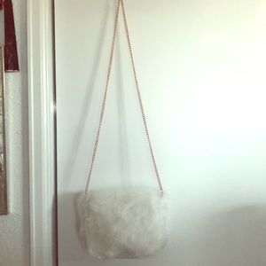 🥑4/$20 Trendy faux fur purse with rose gold chain
